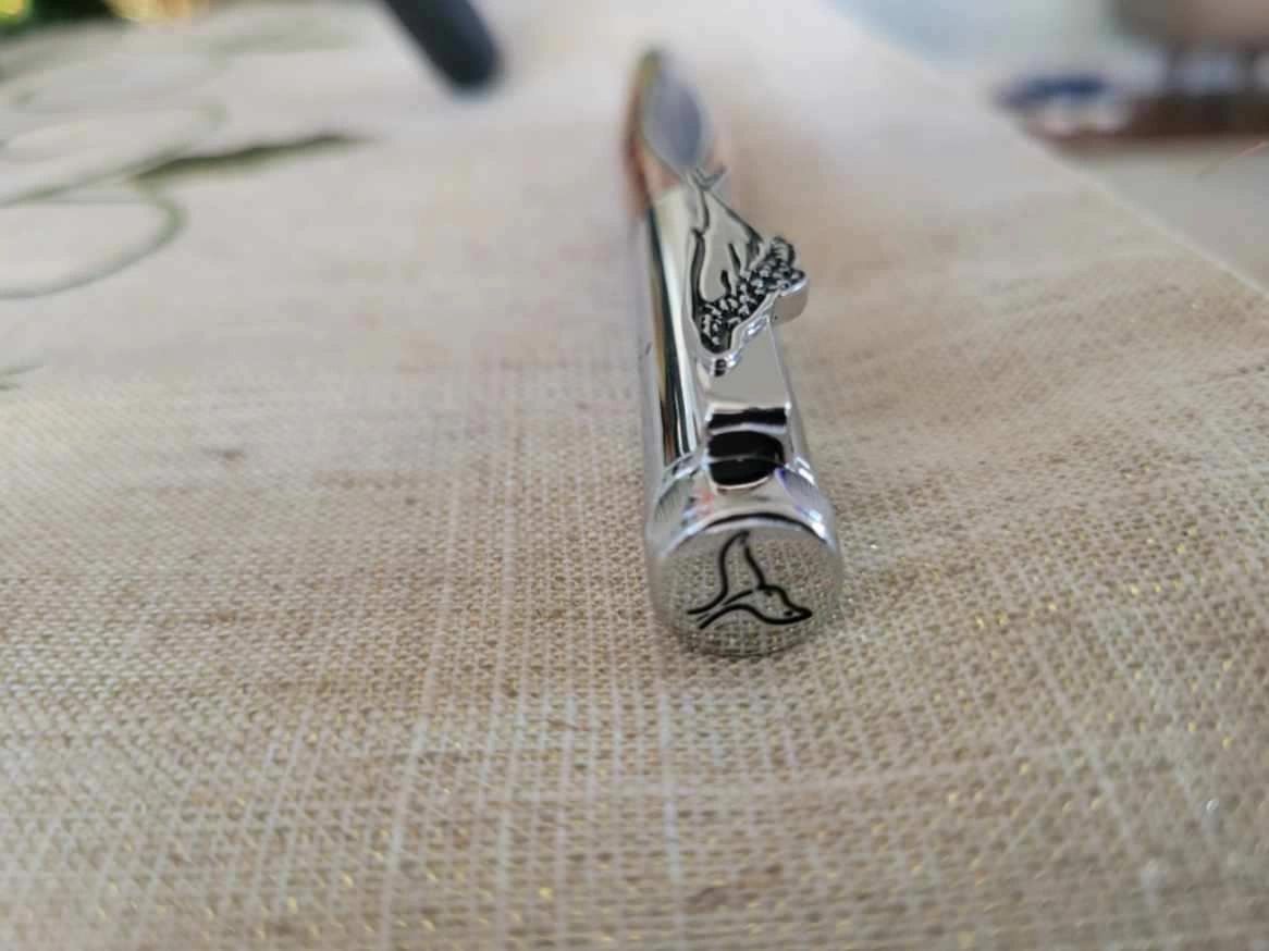 Pen with engraved details on fabric